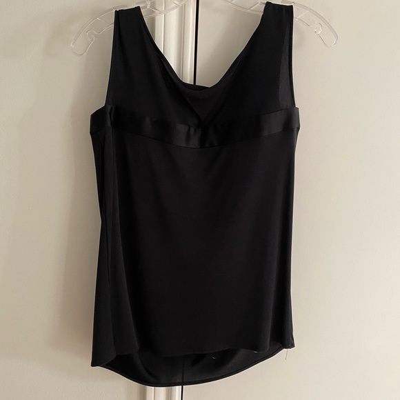 Deep neckline black top. - Picture 4 of 4
